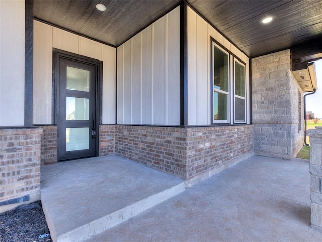 property entrance featuring a porch