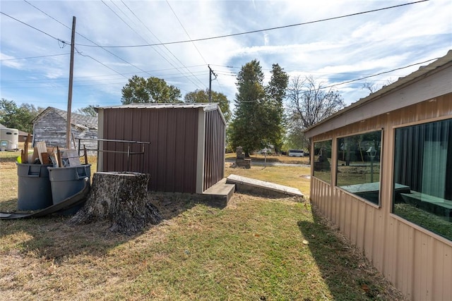 view of yard featuring a storage shed