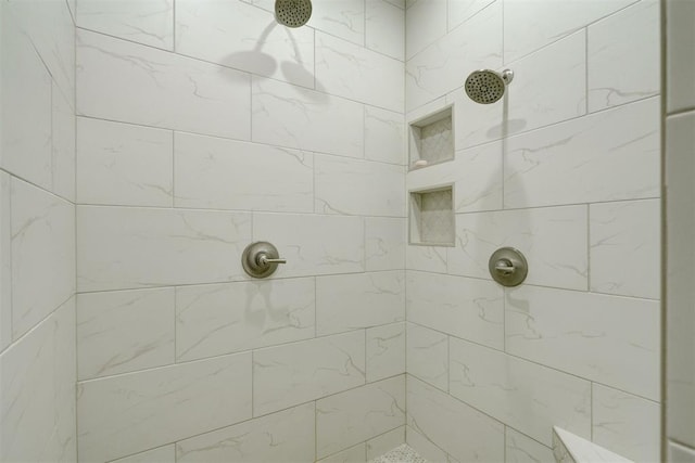 bathroom featuring a tile shower