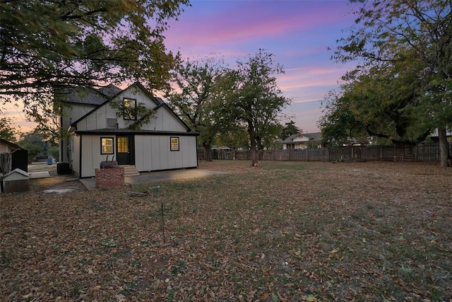 view of yard at dusk