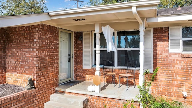 property entrance featuring a porch