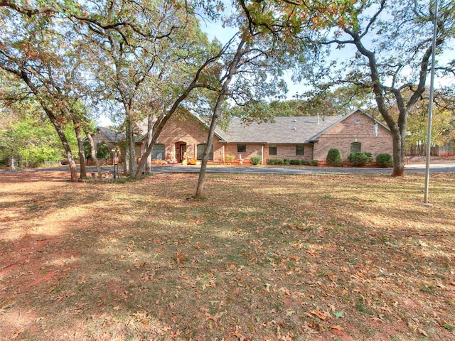 ranch-style home with a front yard