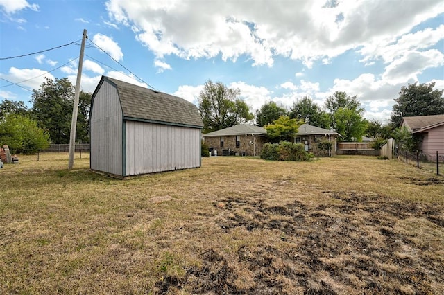 view of yard featuring a storage shed