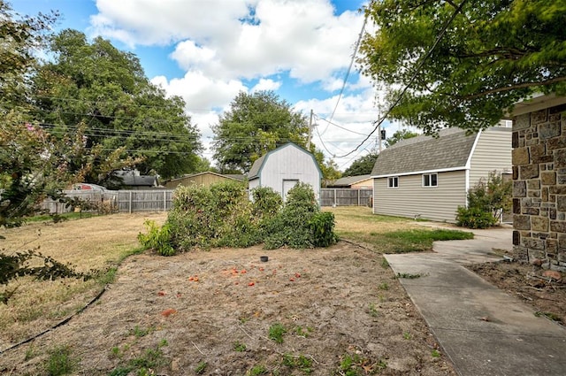 view of yard featuring a storage shed