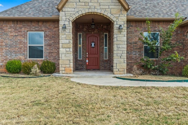 property entrance featuring a yard