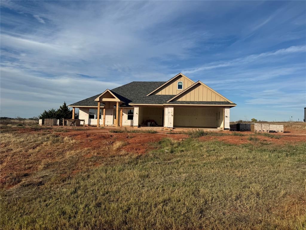 view of front of property with a front yard