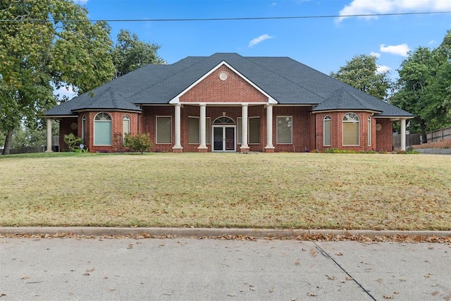 view of front of home featuring a front yard