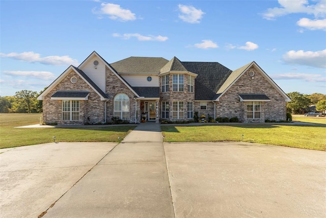 view of front of property featuring a front lawn