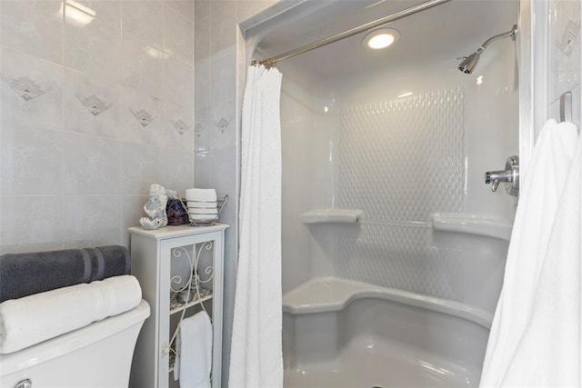 bathroom featuring shower / bathtub combination with curtain and toilet