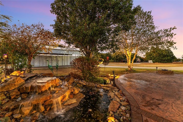 view of yard at dusk