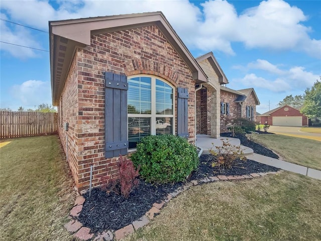 view of front of property featuring a front yard