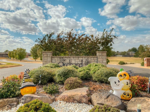 view of community / neighborhood sign