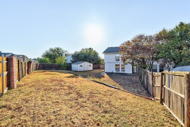 view of yard featuring a storage shed