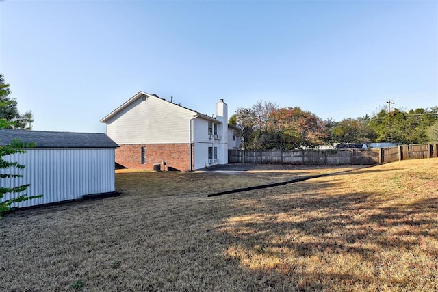 view of yard with a storage unit