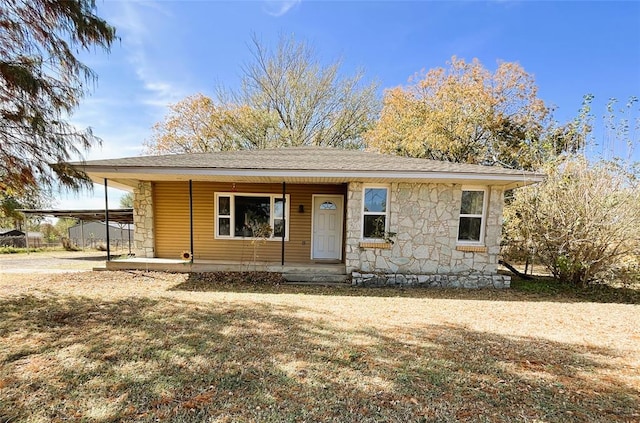 view of front facade featuring a front lawn and a carport