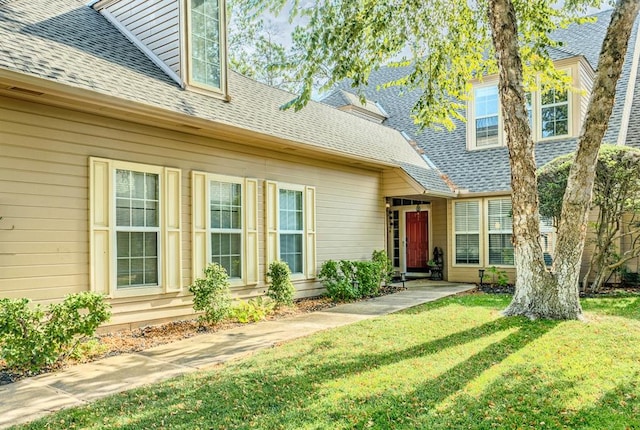 property entrance featuring a lawn