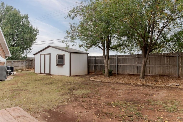 view of yard featuring a shed