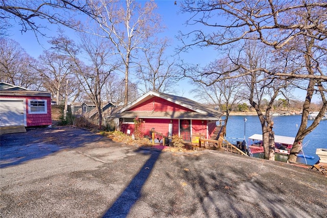 view of front of property featuring a water view