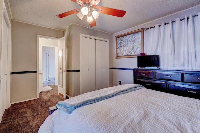 carpeted bedroom with ceiling fan, a closet, a textured ceiling, and ornamental molding