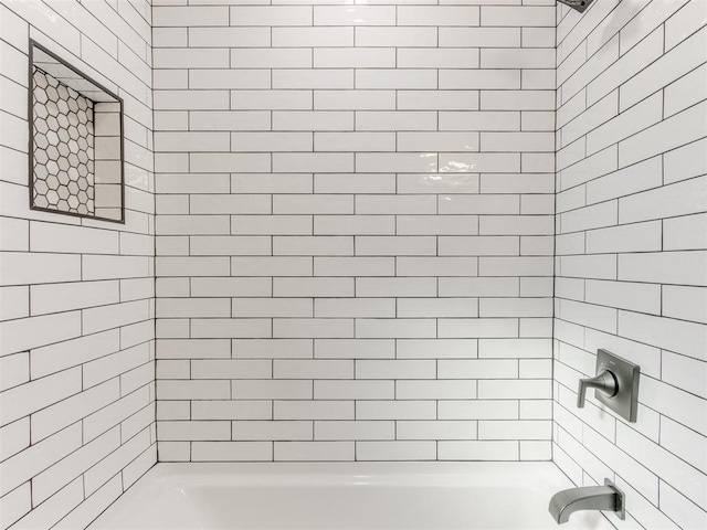 bathroom featuring tiled shower / bath