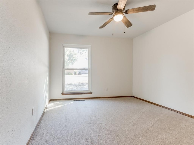 carpeted empty room featuring ceiling fan