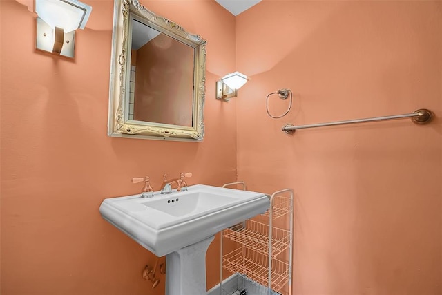 603 N College St, Cordell, OK 73632 - view of bathroom