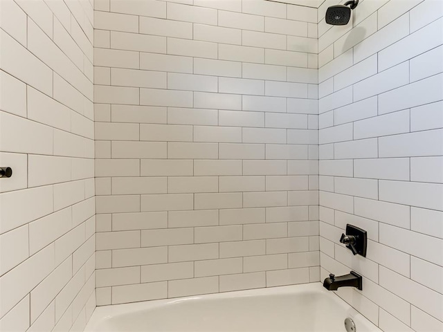 bathroom with tiled shower / bath