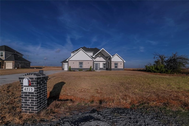 view of front of home featuring a front lawn