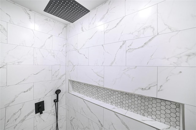 bathroom featuring a tile shower