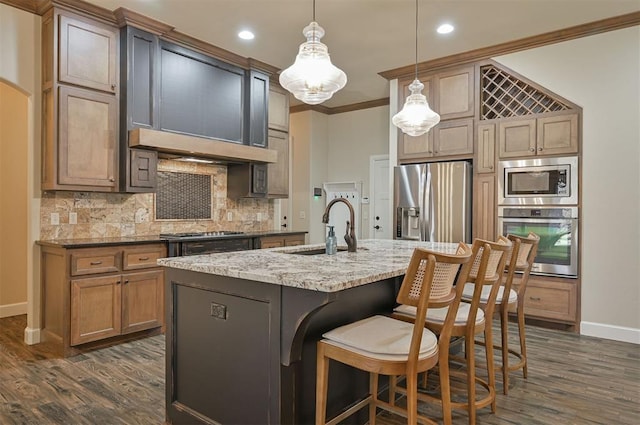 kitchen featuring dark wood-style floors, a sink, stainless steel appliances, crown molding, and backsplash