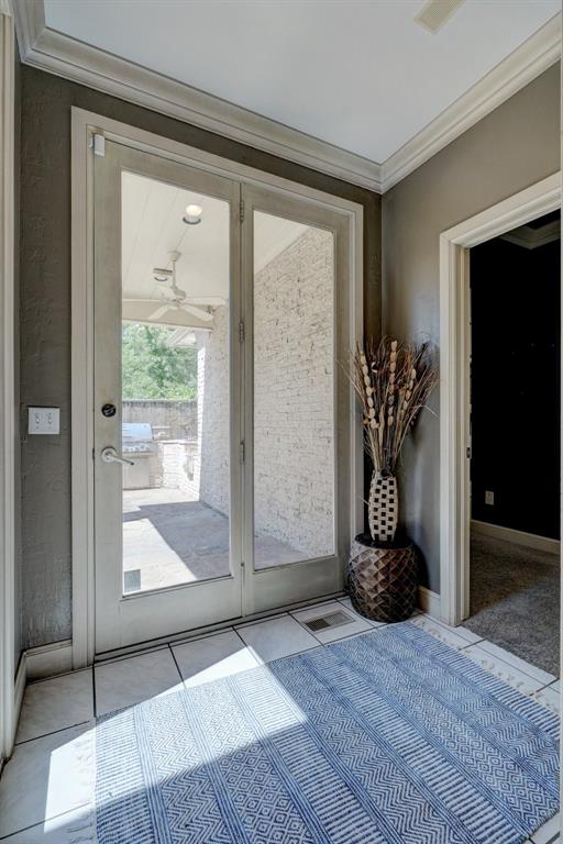 doorway with crown molding