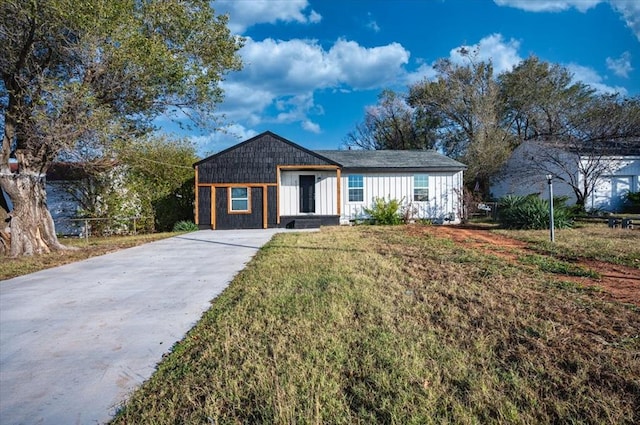 ranch-style home featuring a front yard