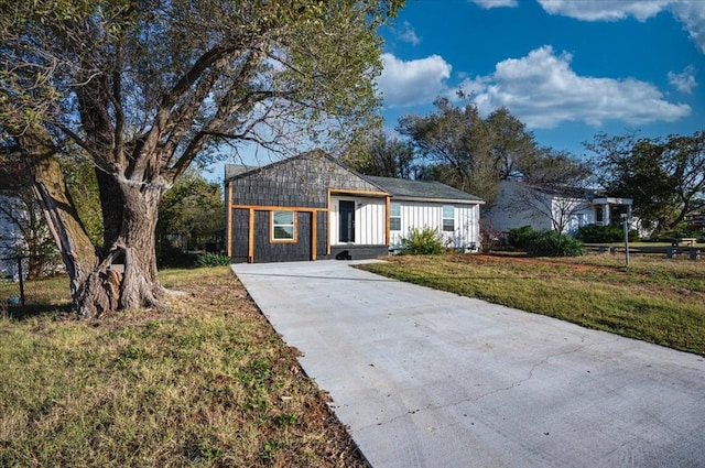 ranch-style home with a front yard