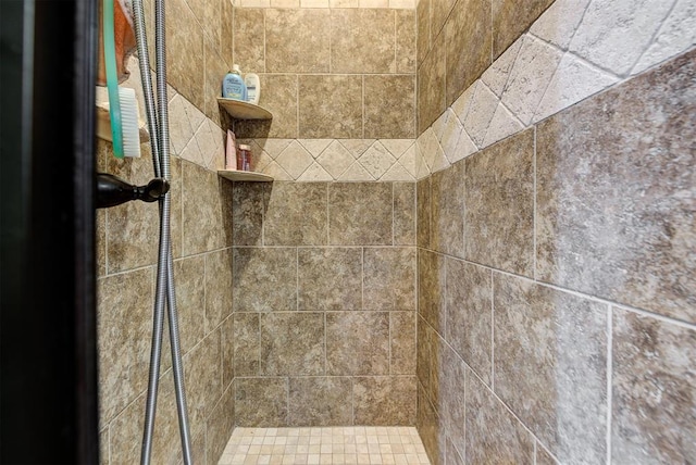 bathroom featuring a tile shower