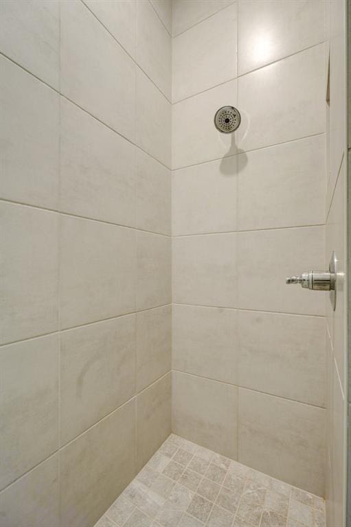 bathroom featuring tiled shower