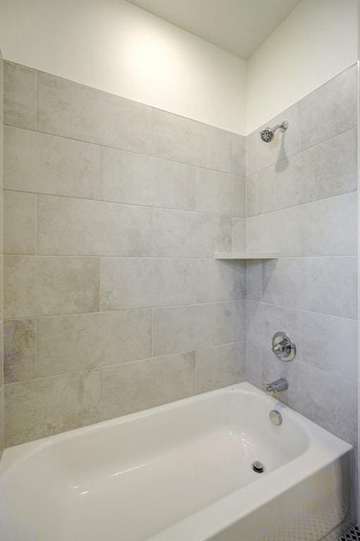 bathroom with tiled shower / bath