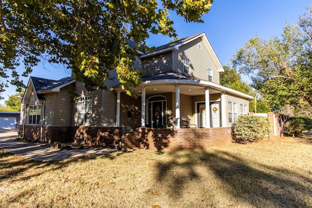 view of front facade featuring a front yard