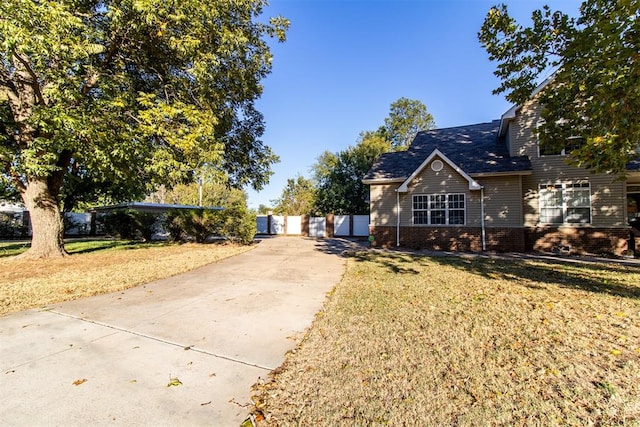 view of front of property featuring a front yard