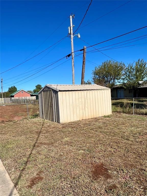 view of yard featuring a storage unit