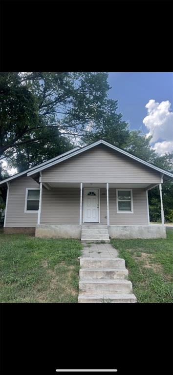 view of front facade featuring a porch and a front lawn