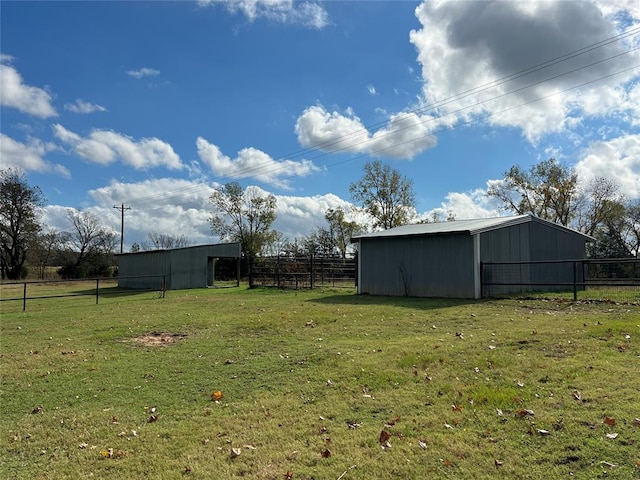 view of yard featuring an outbuilding