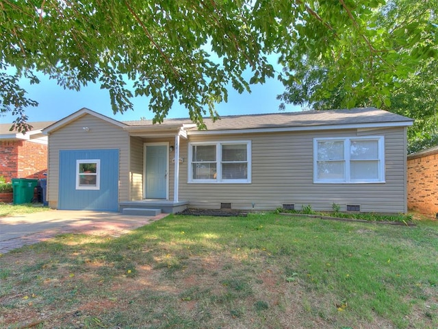 single story home with a front yard