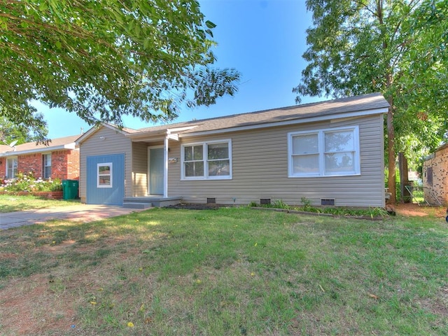 single story home featuring a front lawn