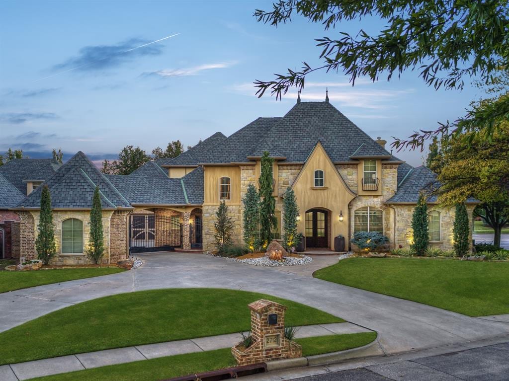 view of front of house with a front yard