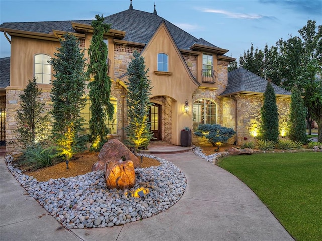 view of front of property with a lawn