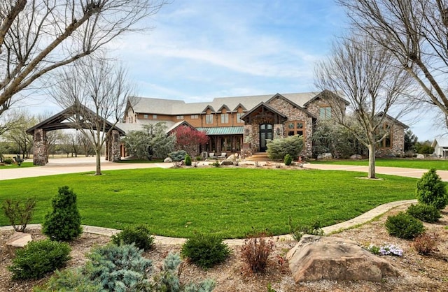 view of front of home featuring a front lawn