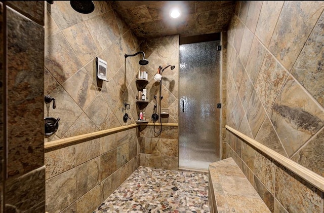 bathroom featuring tiled shower