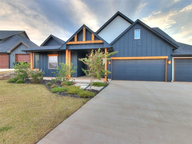 view of front of house featuring a front yard and a garage