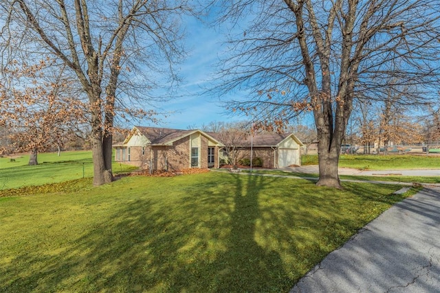 view of front of house featuring a front lawn