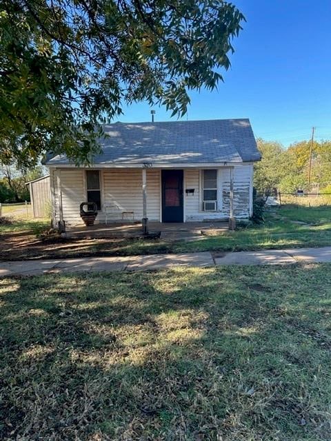 view of front of home featuring a front lawn